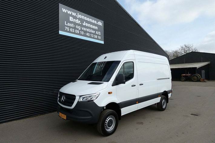 Hvid Mercedes Sprinter 319 fra 2024 set udefra
