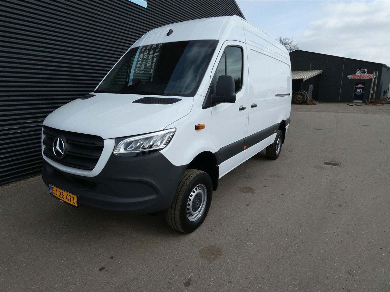 Hvid Mercedes Sprinter 319 fra 2024 set udefra