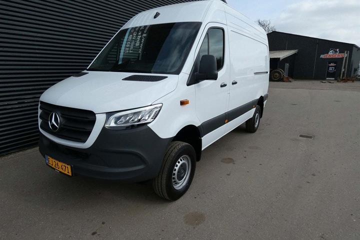 Hvid Mercedes Sprinter 319 fra 2024 set udefra