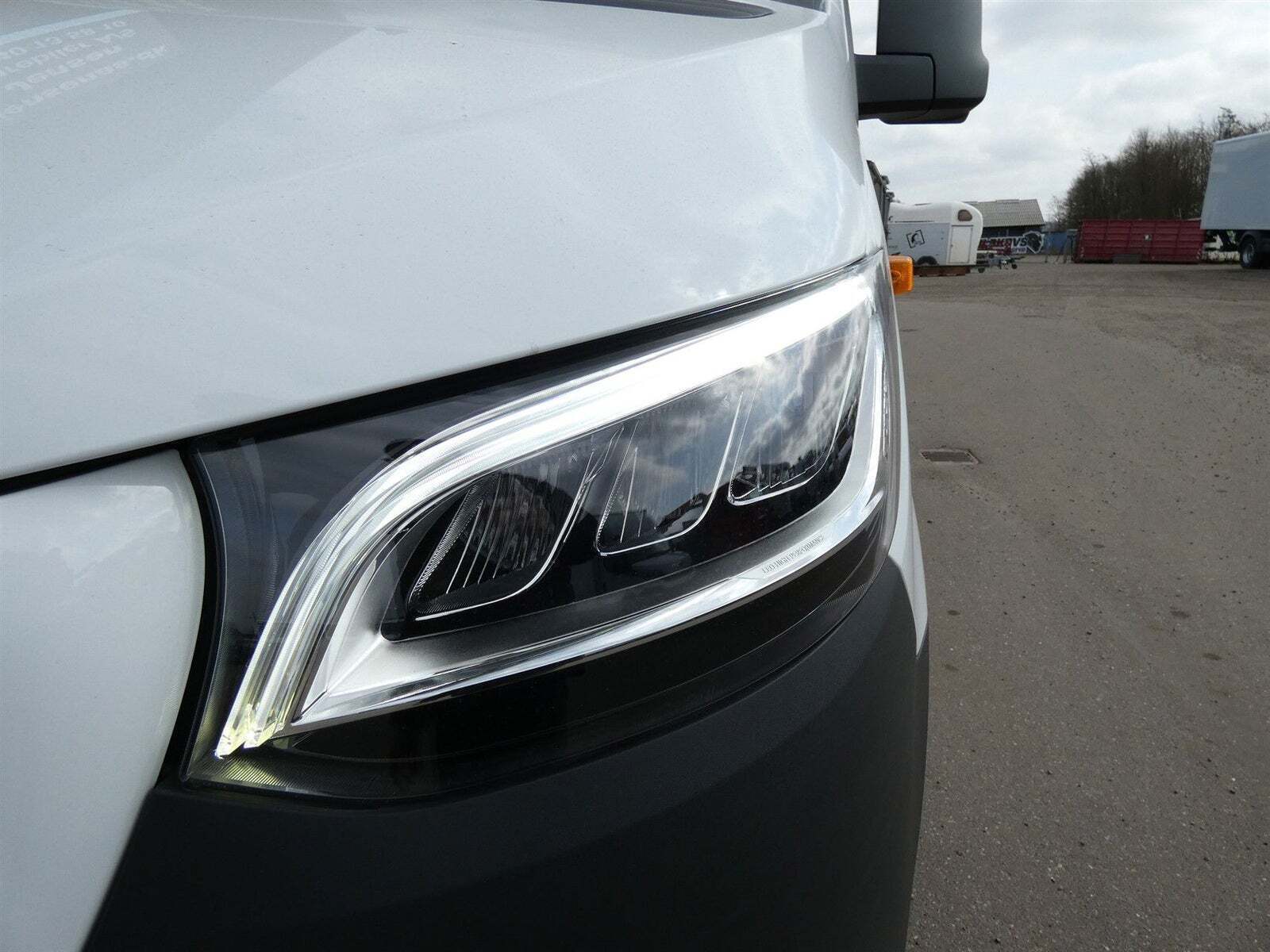 Hvid Mercedes Sprinter 319 fra 2024 set udefra