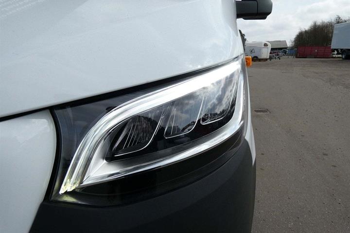 Hvid Mercedes Sprinter 319 fra 2024 set udefra