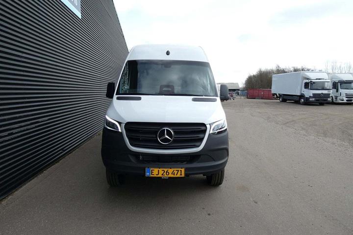Hvid Mercedes Sprinter 319 fra 2024 set udefra