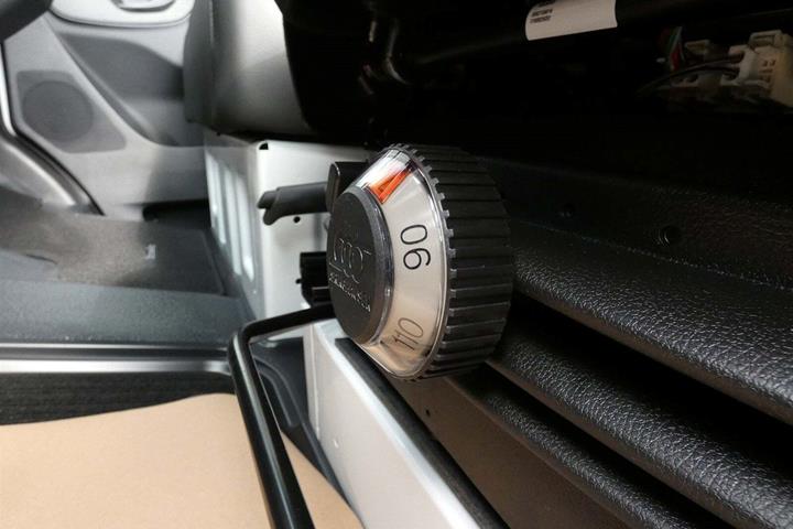 Hvid Mercedes Sprinter 319 fra 2024 set indefra