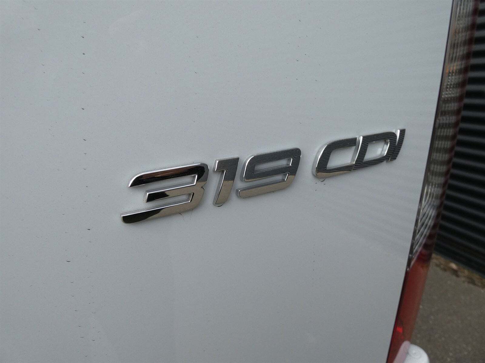 Hvid Mercedes Sprinter 319 fra 2024 set udefra