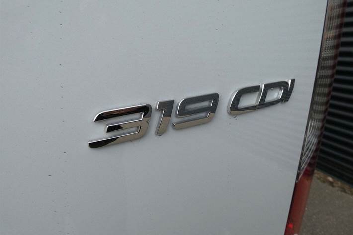 Hvid Mercedes Sprinter 319 fra 2024 set udefra