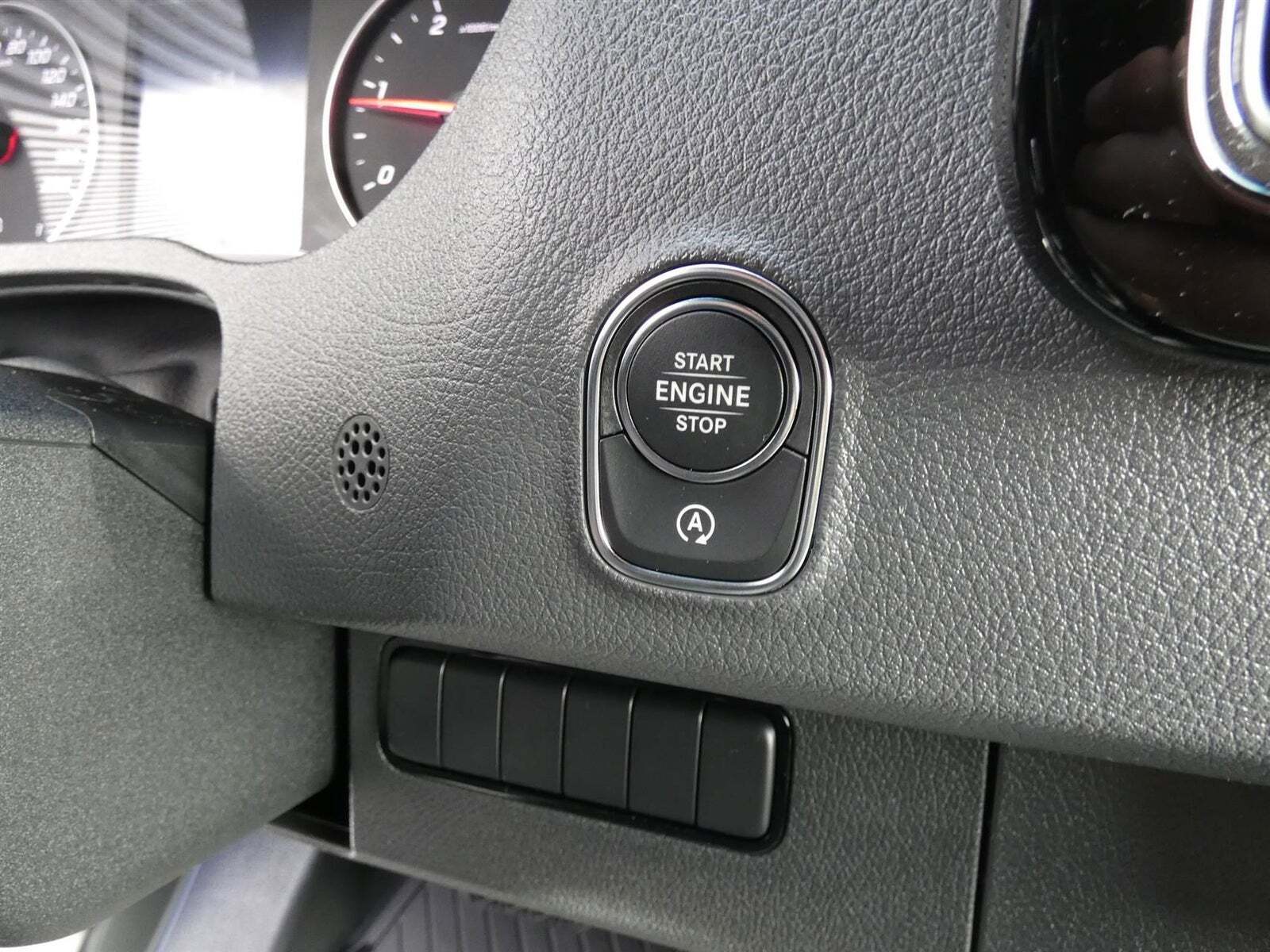 Hvid Mercedes Sprinter 317 fra 2024