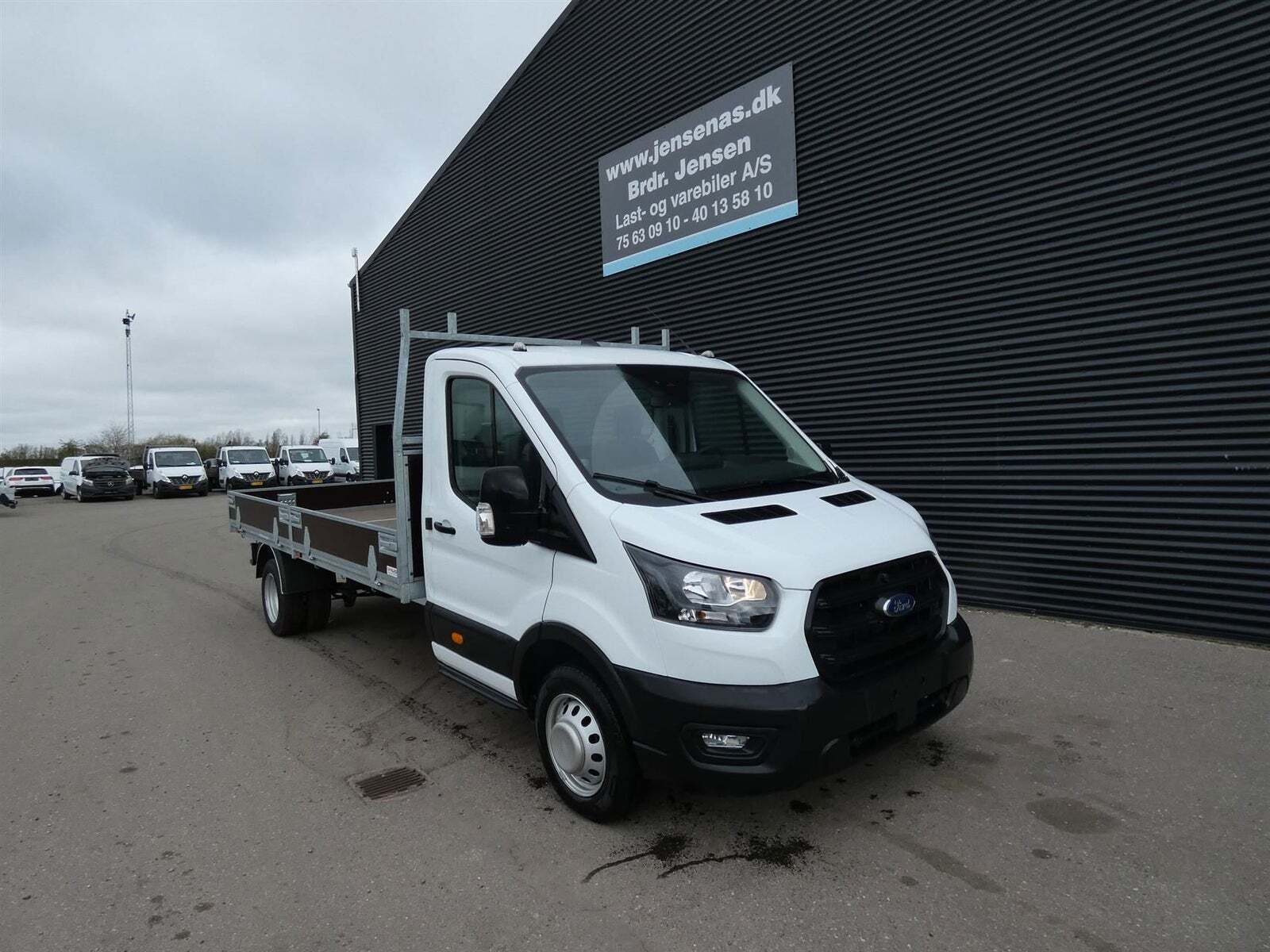 Hvid Ford Transit 350 L4 Chassis fra 2024 set udefra