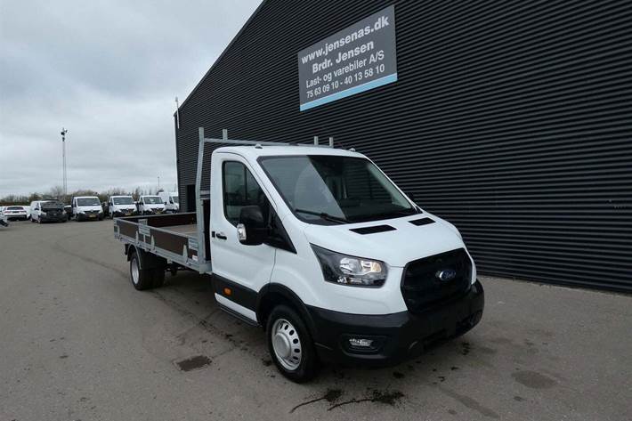 Hvid Ford Transit 350 L4 Chassis fra 2024 set udefra