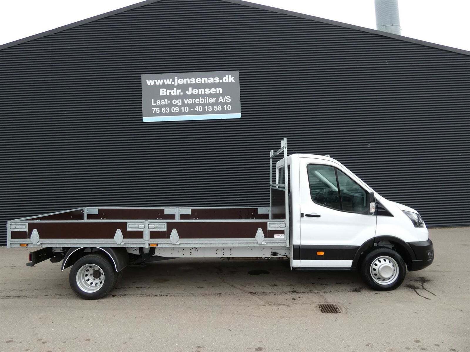 Hvid Ford Transit 350 L4 Chassis fra 2024 set udefra
