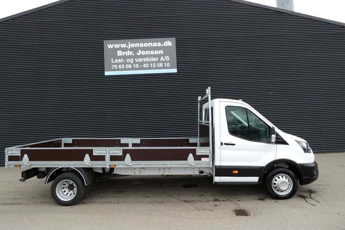 Hvid Ford Transit 350 L4 Chassis fra 2024 set udefra