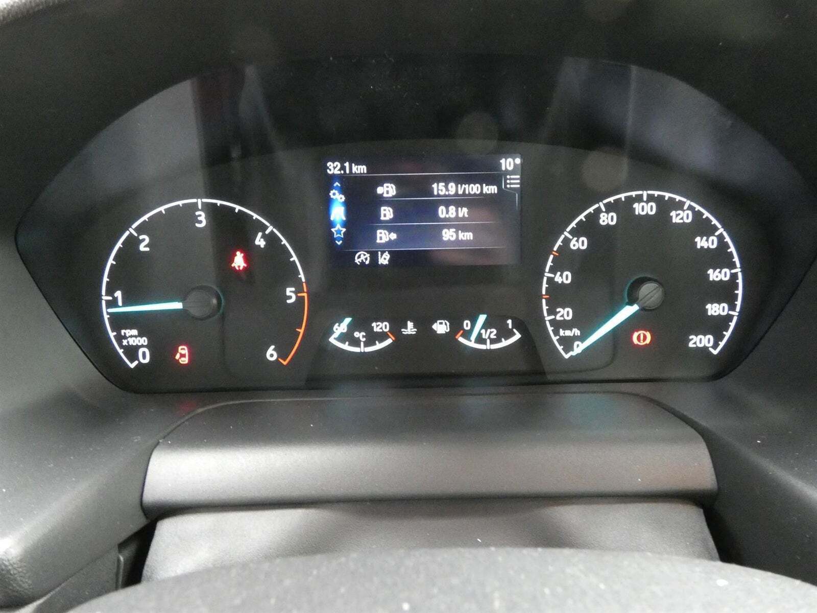 Hvid Ford Transit 350 L4 Chassis fra 2024 set indefra