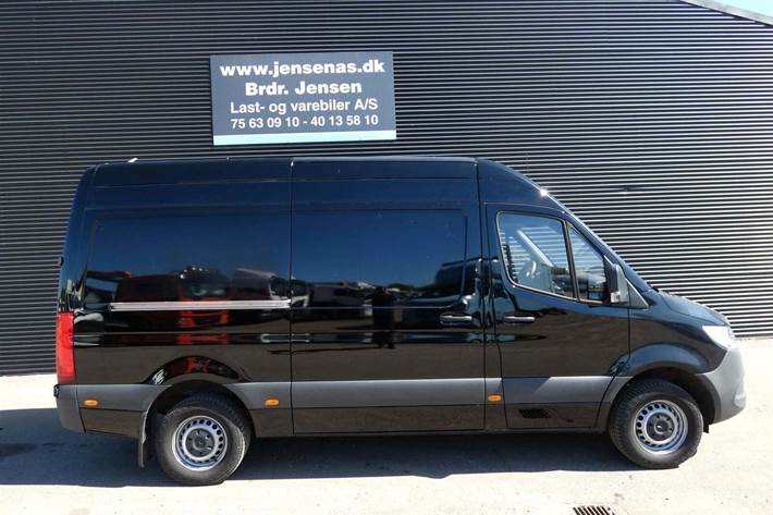 Sort Mercedes Sprinter 317 fra 2021