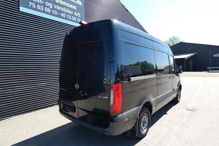 Sort Mercedes Sprinter 317 fra 2021