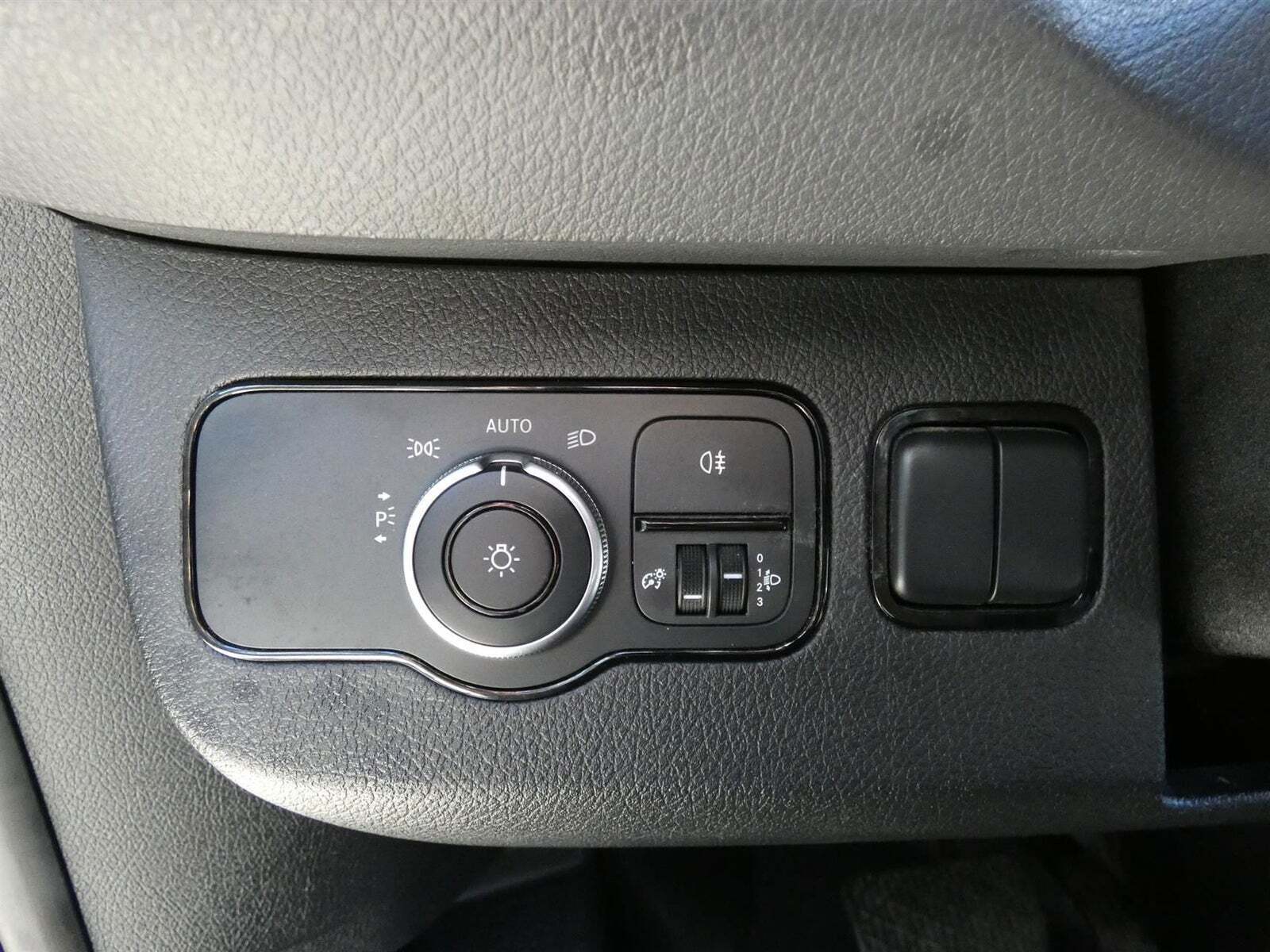 Sort Mercedes Sprinter 317 fra 2021