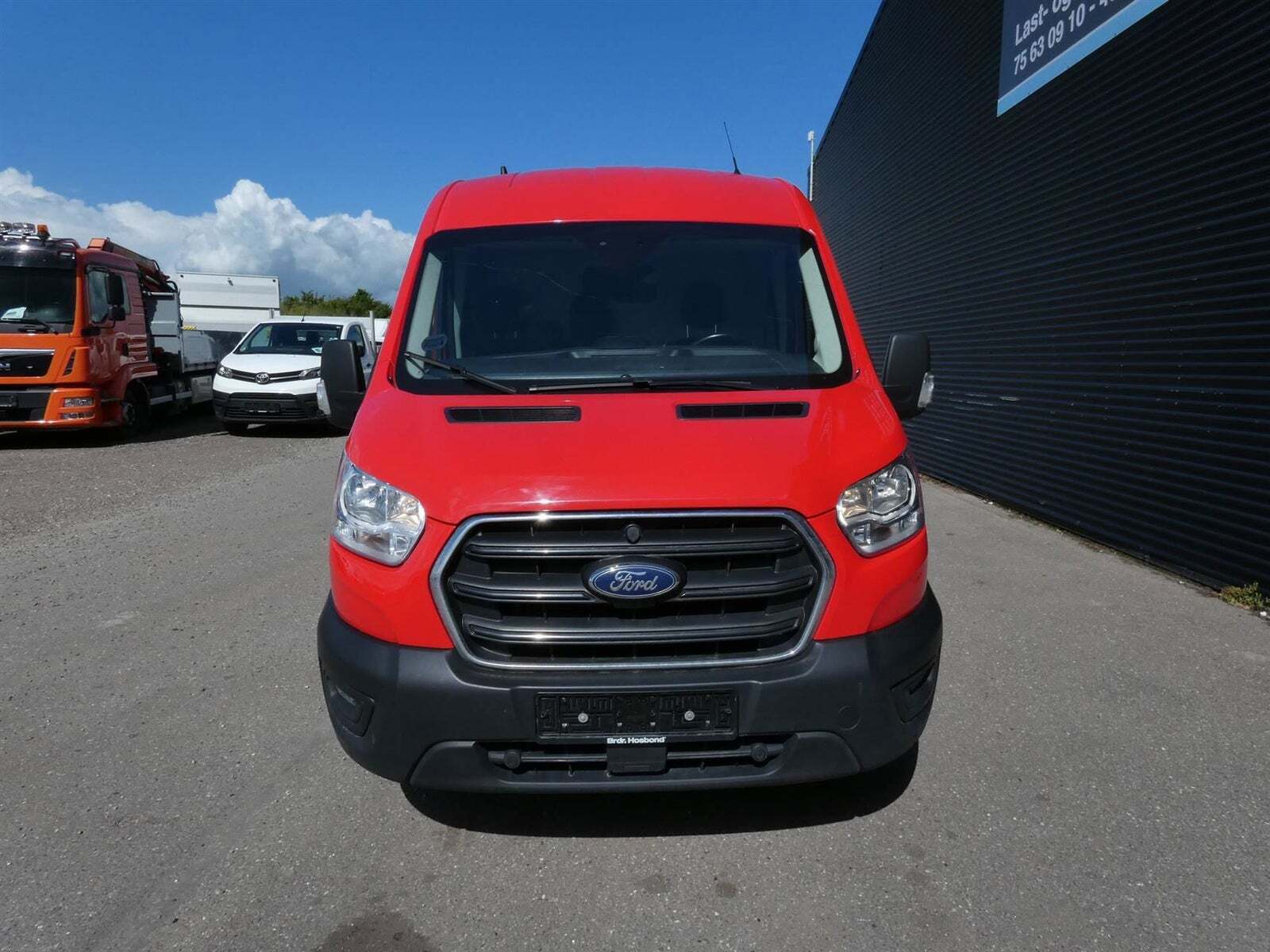 Rød Ford Transit 350 L2 Van fra 2022 set udefra