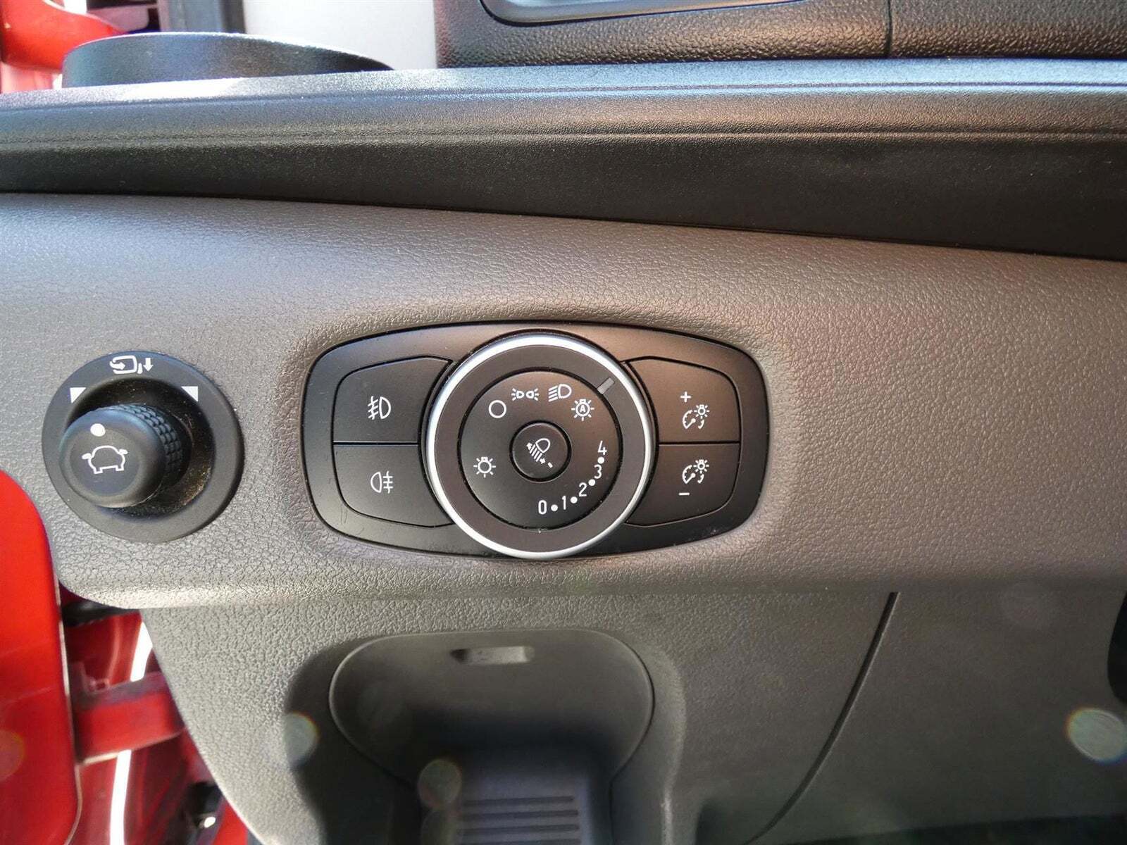 Rød Ford Transit 350 L2 Van fra 2022 set indefra