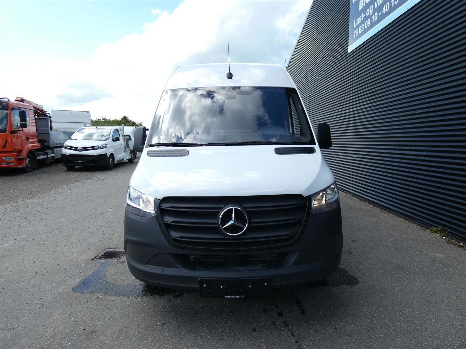 Hvid Mercedes Sprinter 317 fra 2024