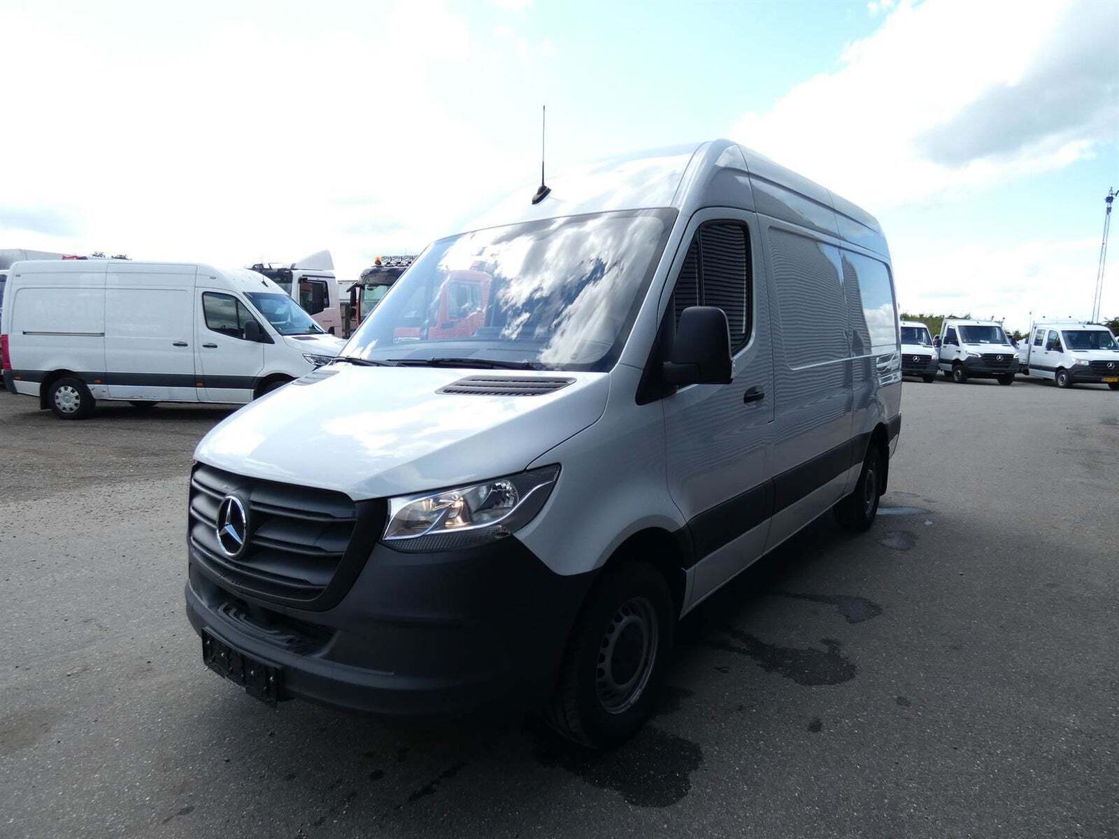 Hvid Mercedes Sprinter 317 fra 2024
