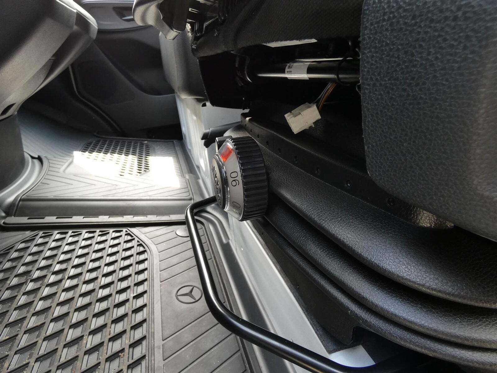 Hvid Mercedes Sprinter 319 fra 2024