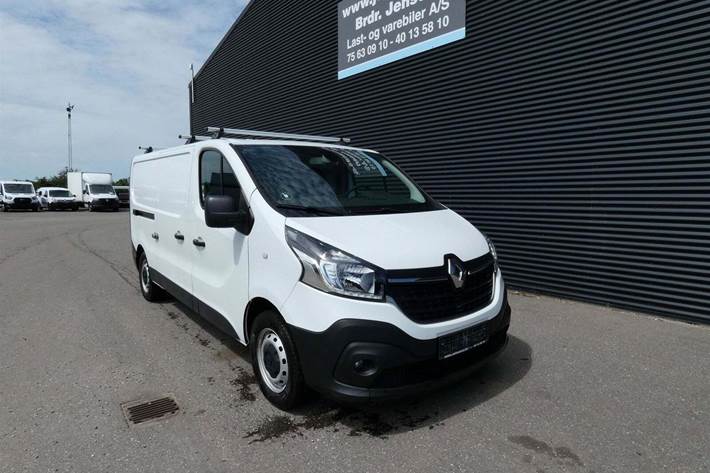 Hvid Renault Trafic T29 fra 2021 set udefra