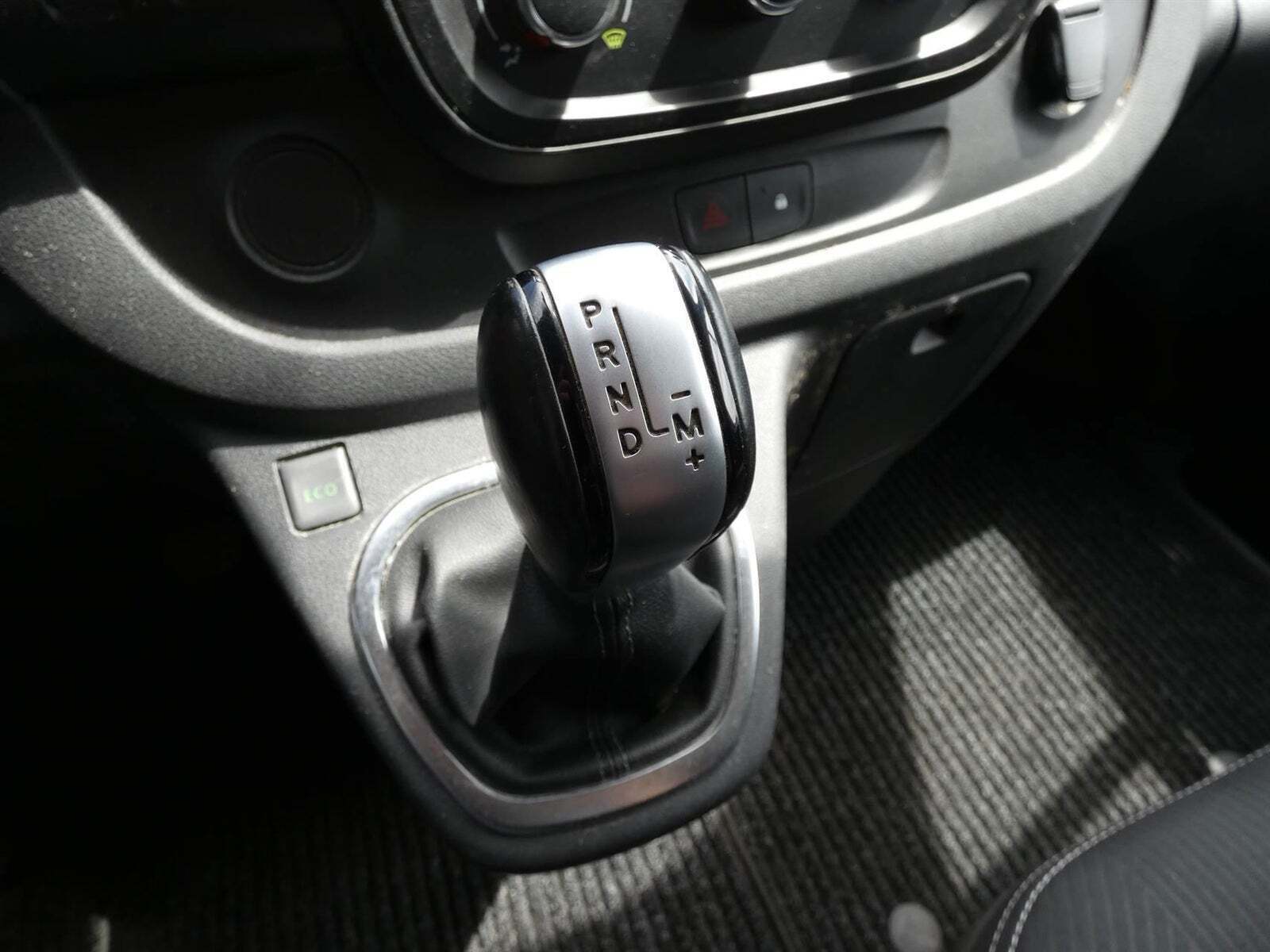 Hvid Renault Trafic T29 fra 2021