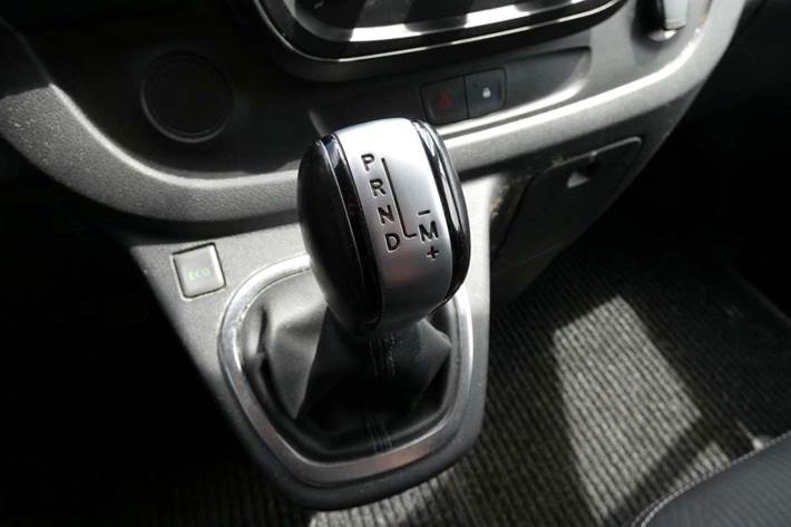 Hvid Renault Trafic T29 fra 2021 set indefra