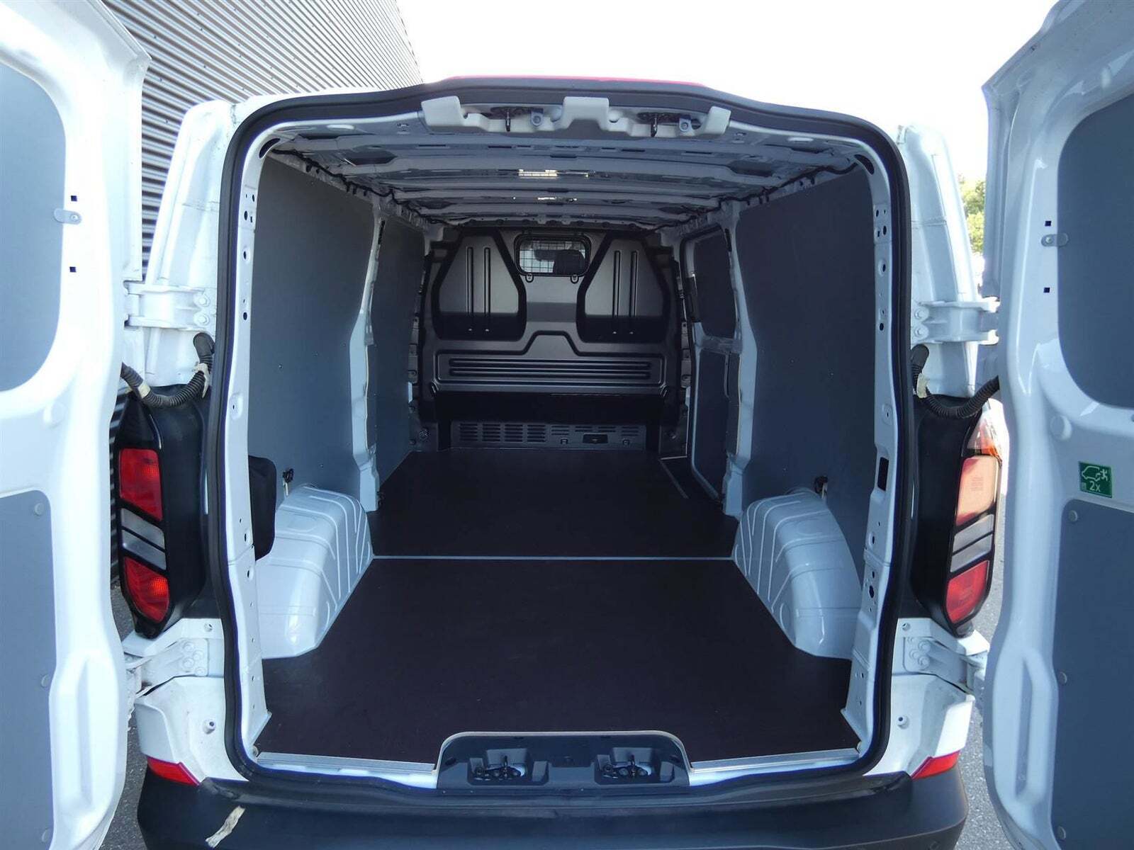 Hvid Ford Transit Custom 300L fra 2024