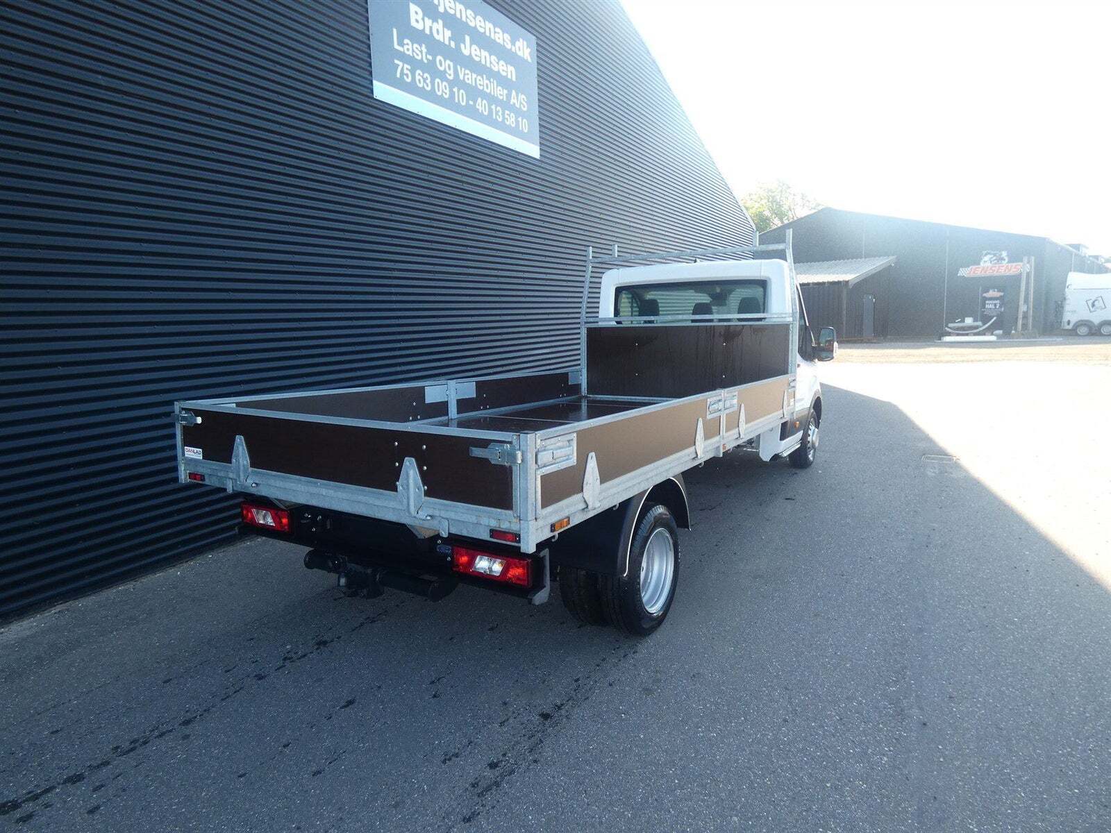 Hvid Ford Transit 350 L4 Chassis fra 2024 set udefra