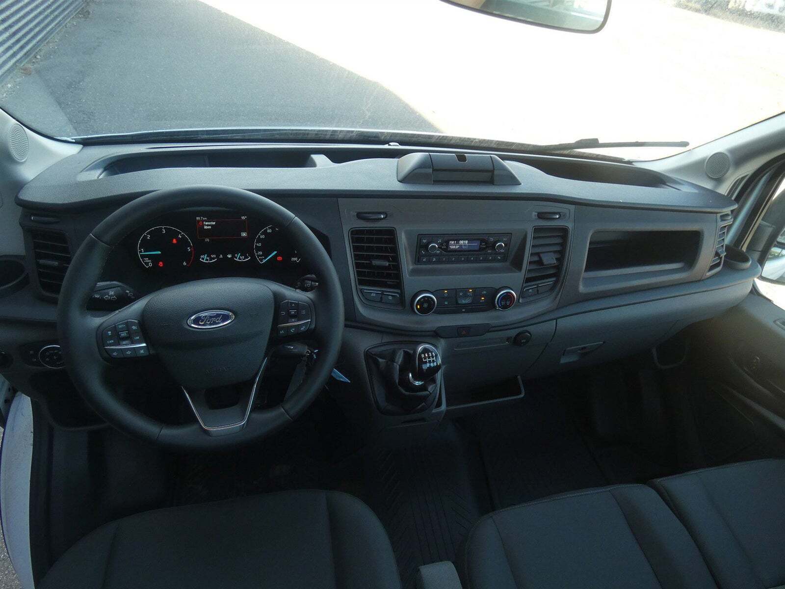 Hvid Ford Transit 350 L4 Chassis fra 2024 set indefra