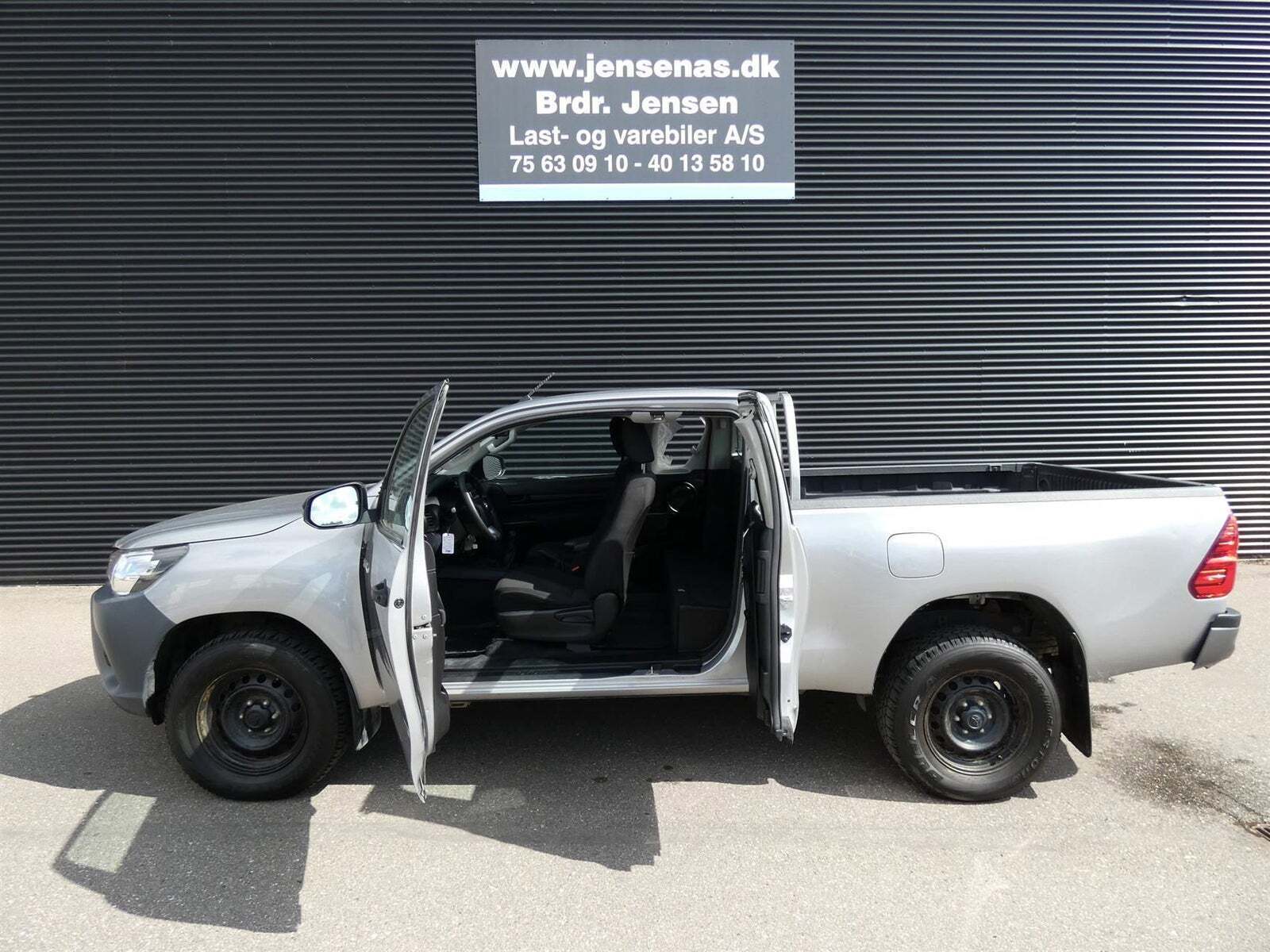 Sølv Toyota HiLux fra 2021