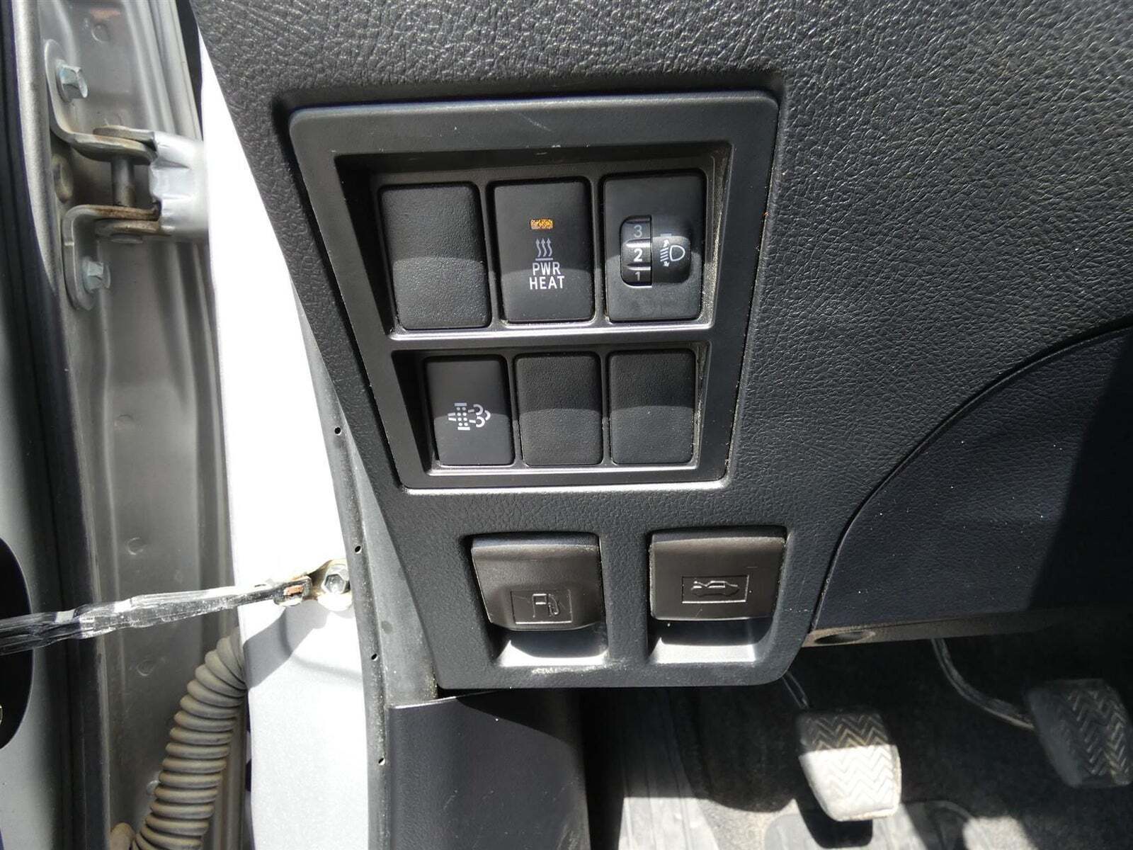 Sølv Toyota HiLux fra 2021