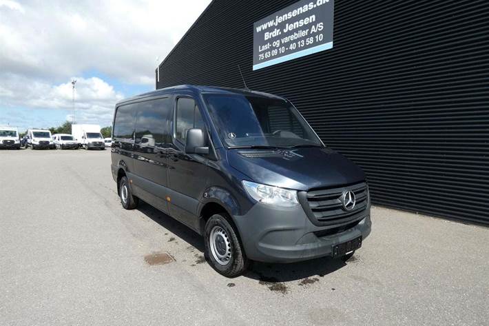 Grå Mercedes Sprinter 317 fra 2023