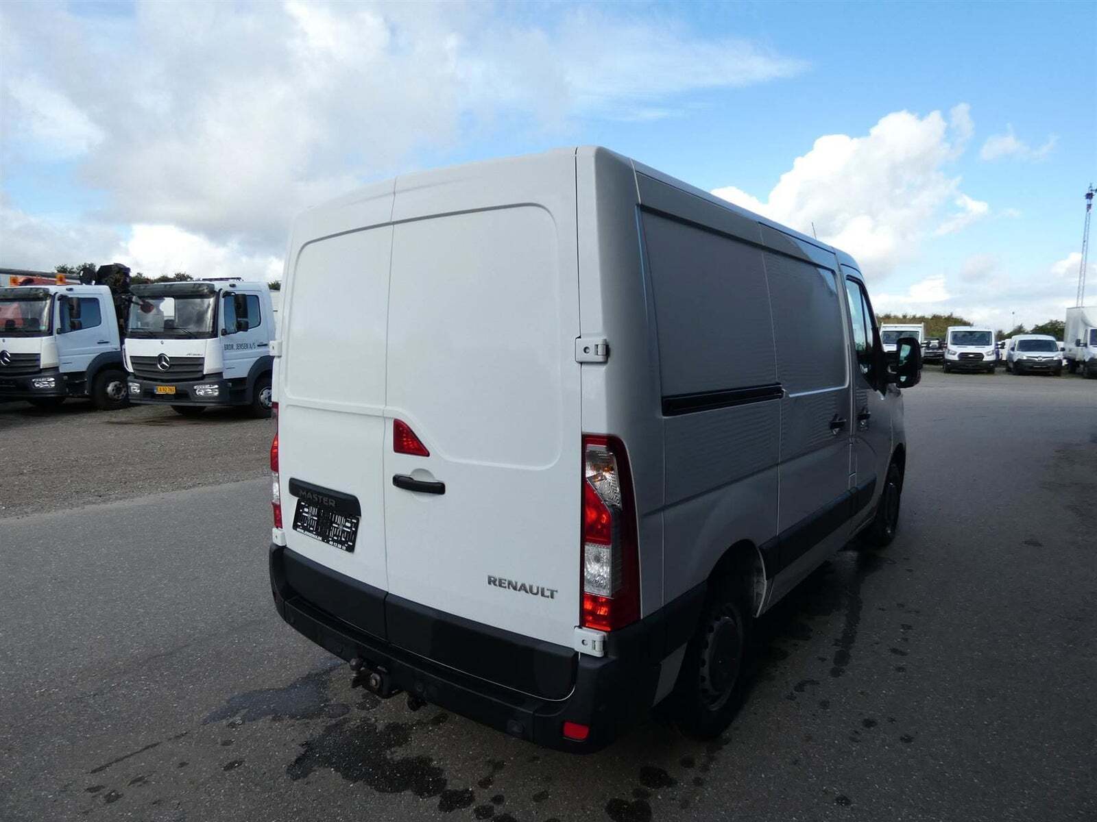 Renault Master IV T28 2,3 dCi 135 L1H1 Kassevogn