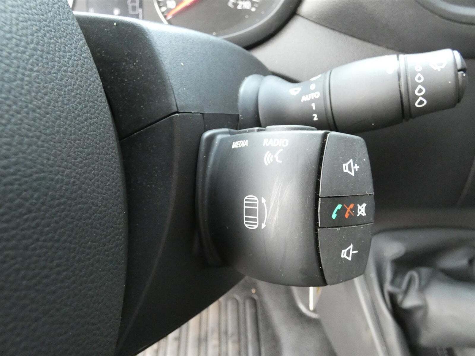 Hvid Renault Master IV T28 fra 2020 set indefra