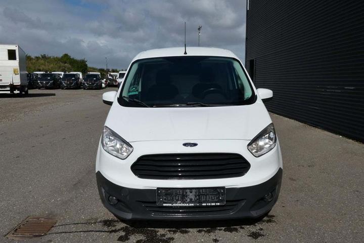 Hvid Ford Transit Courier fra 2017 set udefra