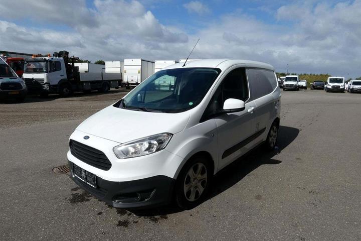 Hvid Ford Transit Courier fra 2017 set udefra