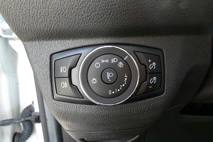 Hvid Ford Transit Courier fra 2017