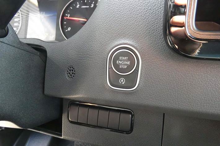 Hvid Mercedes Sprinter 317 fra 2025