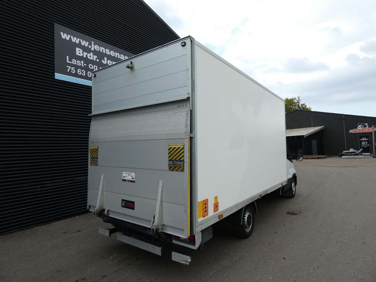 Iveco Daily 3,0 35S18 Box m/lift AG8