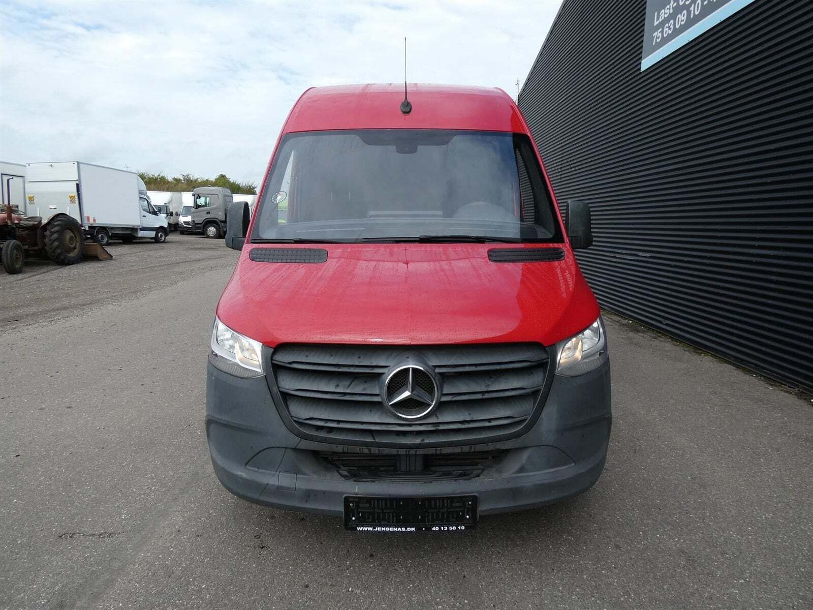 Rød Mercedes Sprinter 314 fra 2018 set udefra