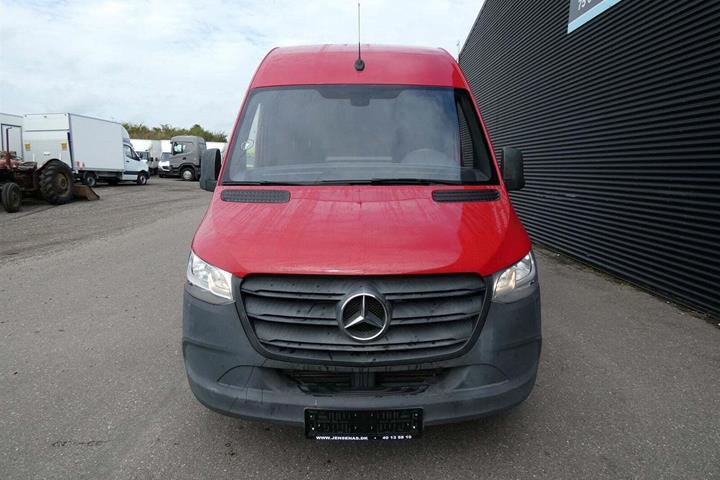 Rød Mercedes Sprinter 314 fra 2018 set udefra