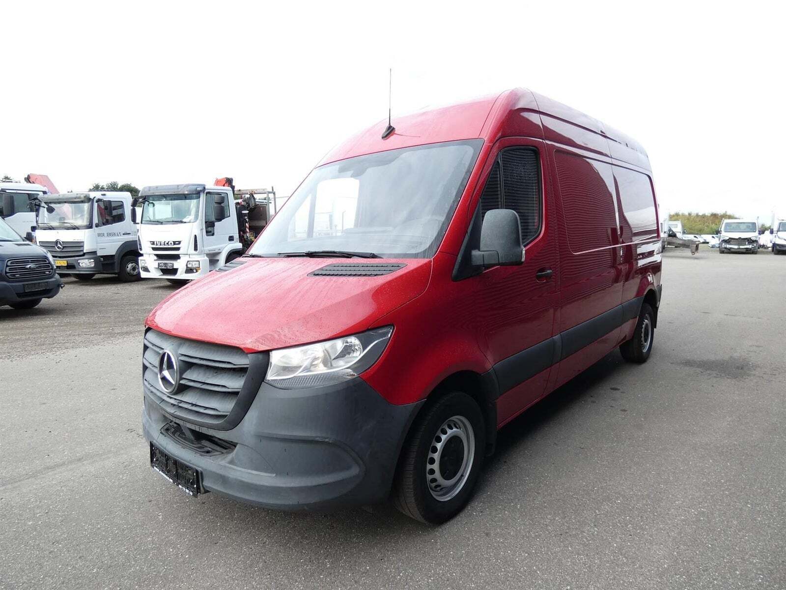 Rød Mercedes Sprinter 314 fra 2018 set udefra