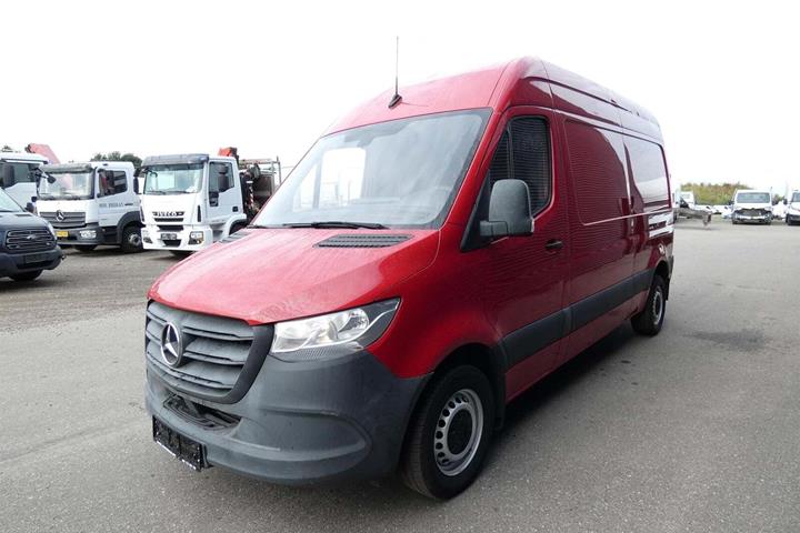 Rød Mercedes Sprinter 314 fra 2018 set udefra