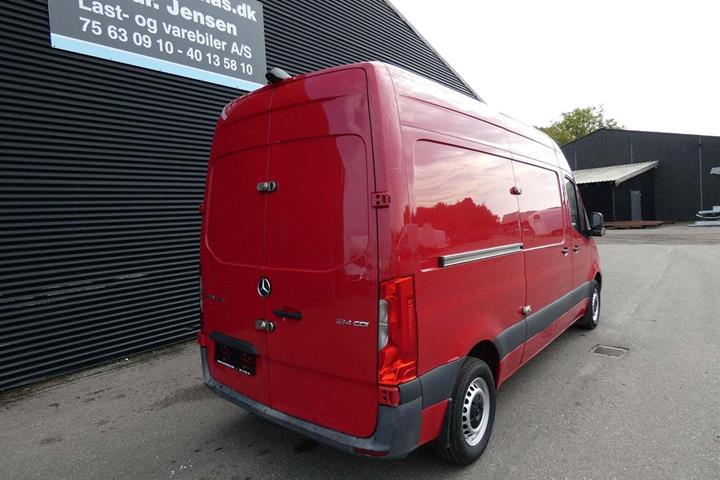 Rød Mercedes Sprinter 314 fra 2018 set udefra
