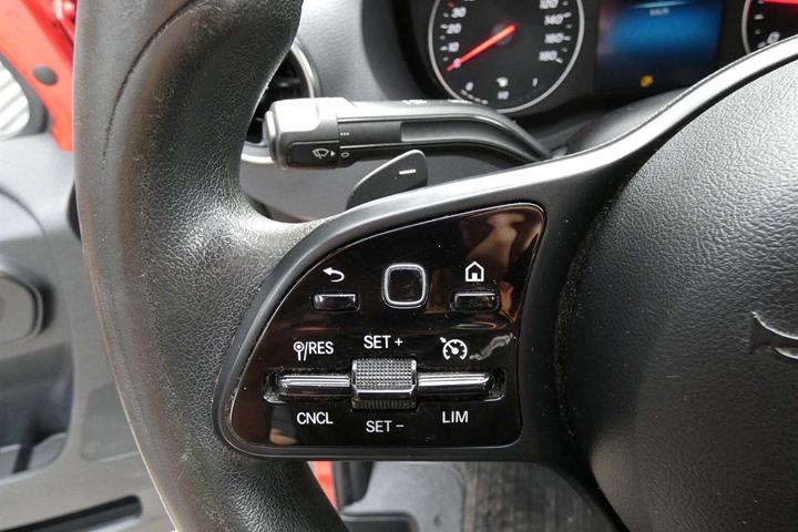 Rød Mercedes Sprinter 314 fra 2018 set indefra