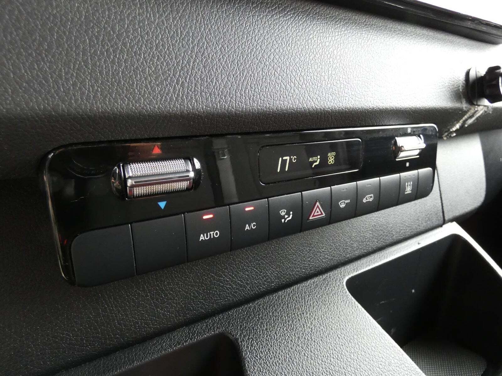 Rød Mercedes Sprinter 314 fra 2018 set indefra