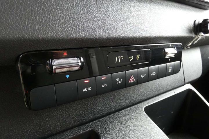 Rød Mercedes Sprinter 314 fra 2018 set indefra