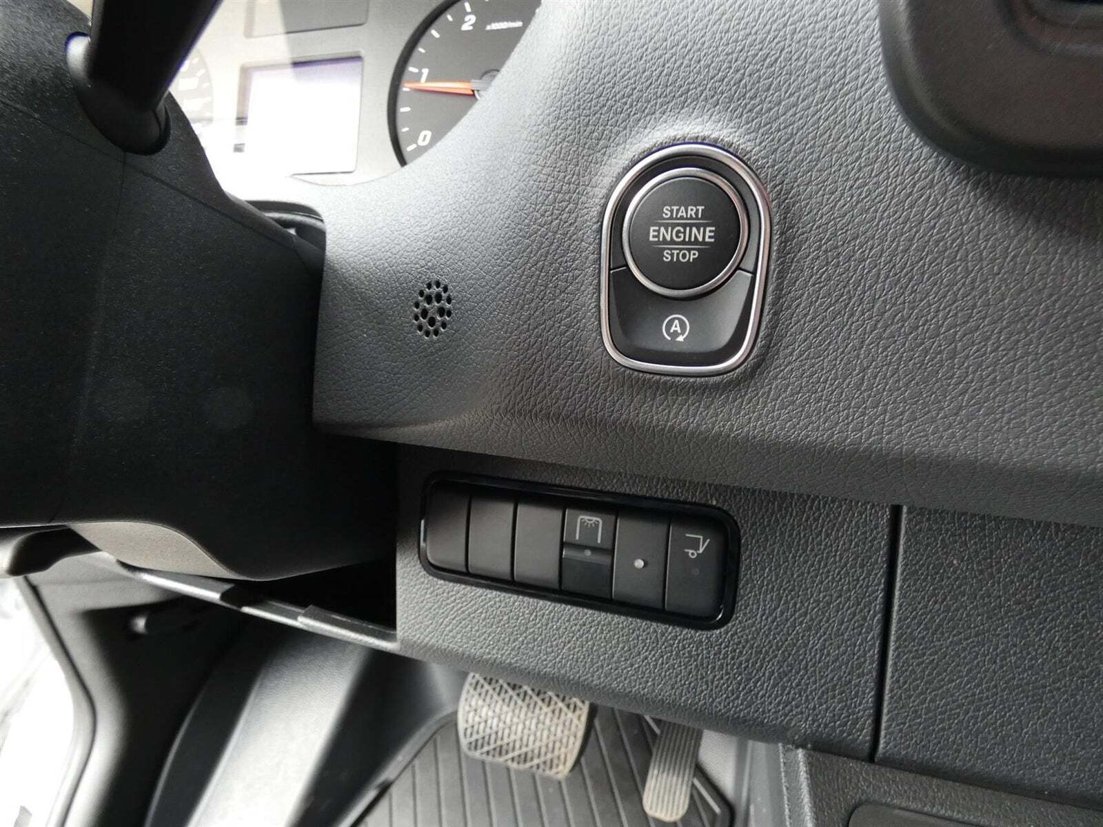 Hvid Mercedes Sprinter 317 fra 2023