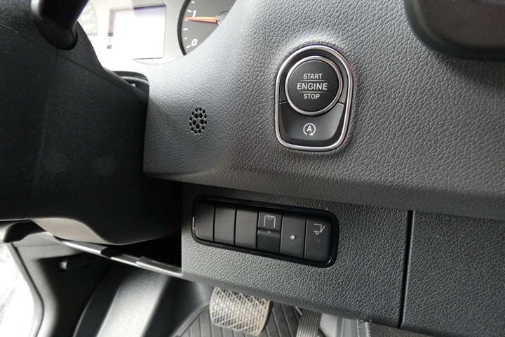 Hvid Mercedes Sprinter 317 fra 2023