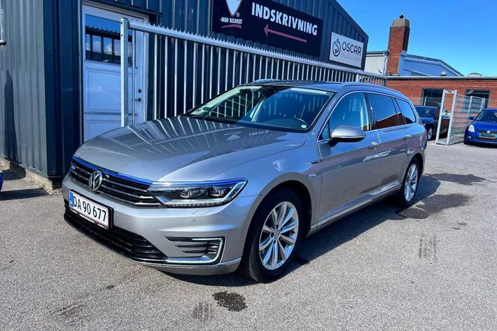 Beige VW Passat fra 2017 set udefra